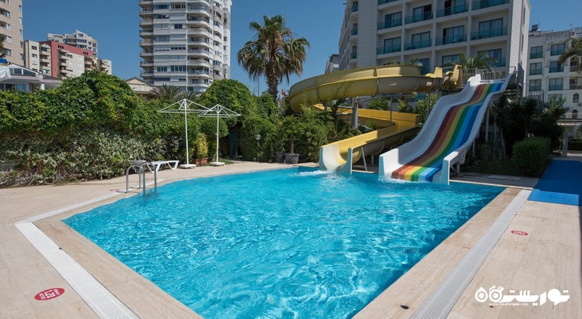 سرسره آبی استخر روباز هتل